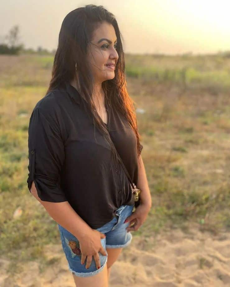 Actress sona latest hot photoshoot clicks