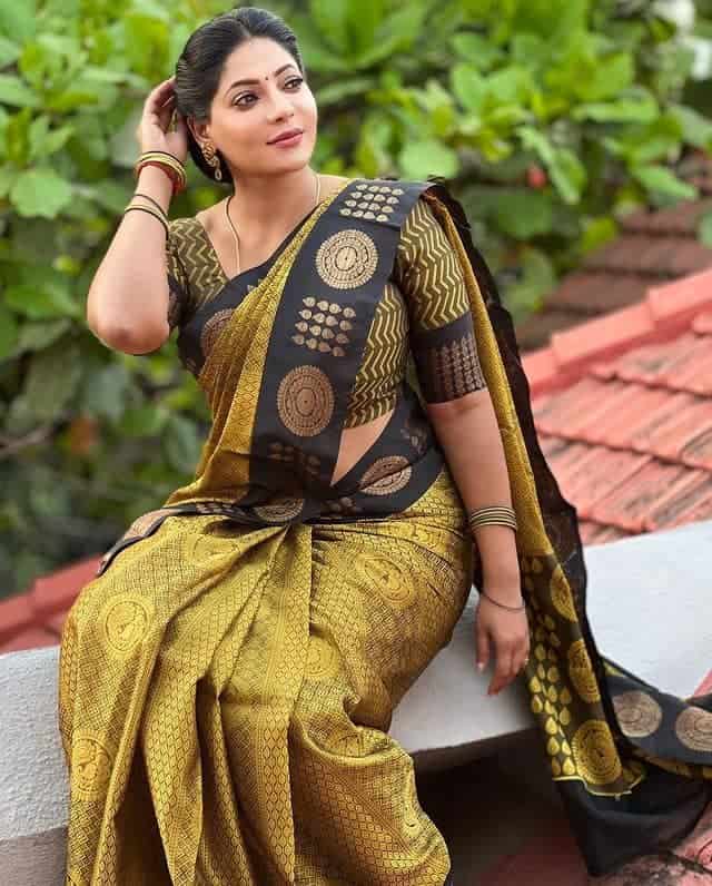 Reshma pasupuleti posing in saree photos viral