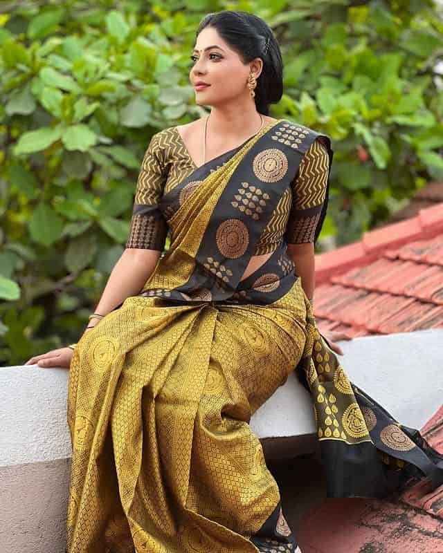Reshma pasupuleti posing in saree photos viral