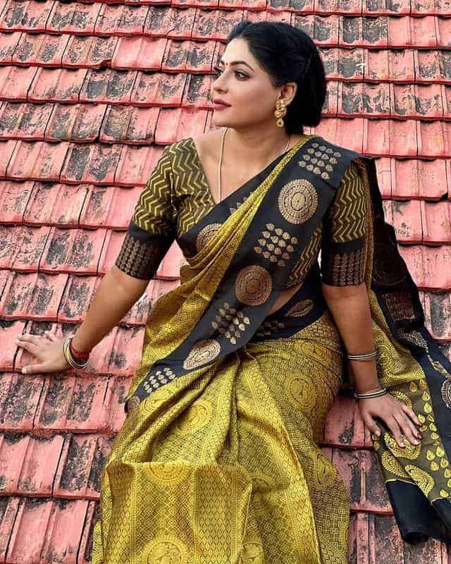 Reshma pasupuleti posing in saree photos viral