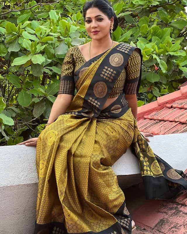 Reshma pasupuleti posing in saree photos viral