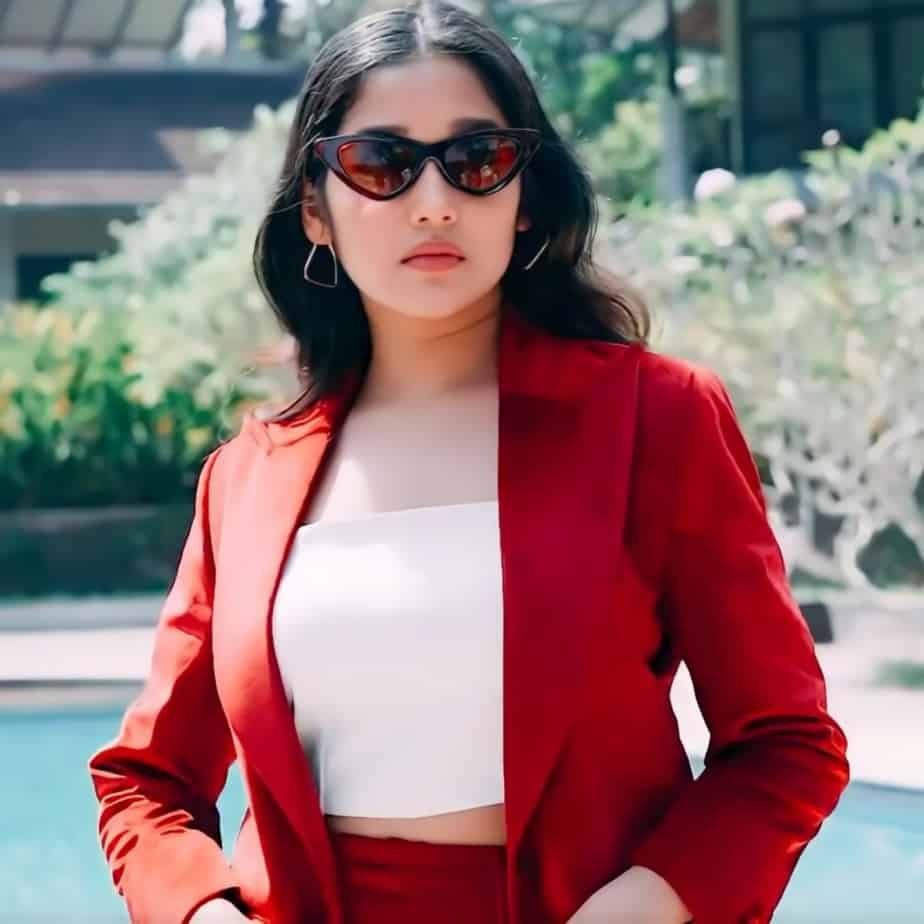 Anikha surendran posing hot in modern dress on internet