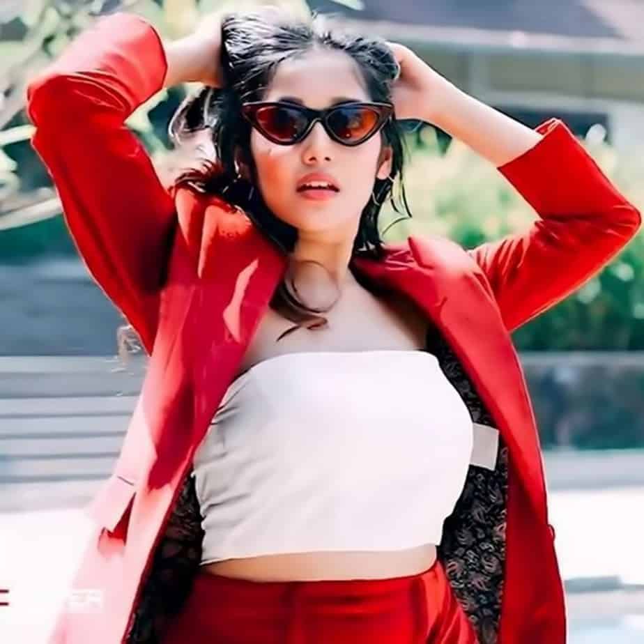 Anikha surendran posing hot in modern dress on internet