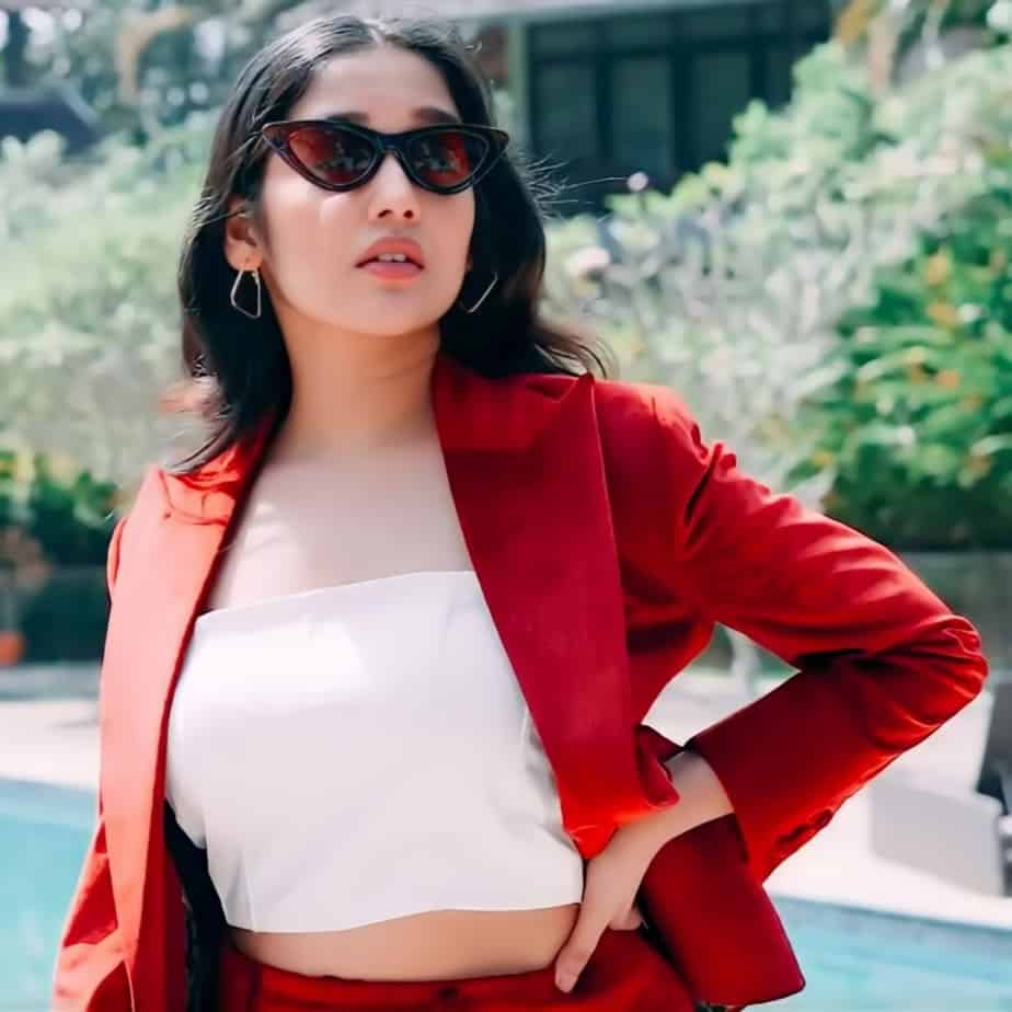 Anikha surendran posing hot in modern dress on internet