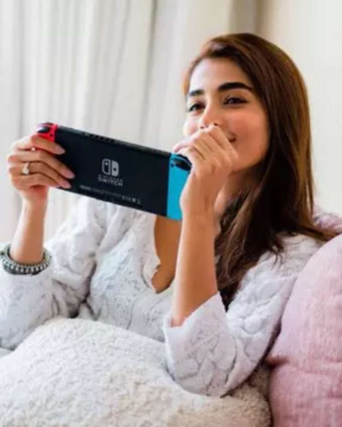 Pooja hedge watching mobile phone pics viral on net