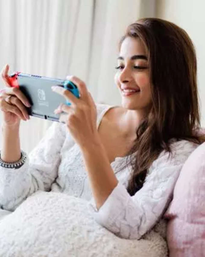 Pooja hedge watching mobile phone pics viral on net