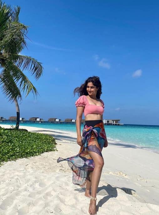 Reba monica john posing hot in two piece dress with her husband