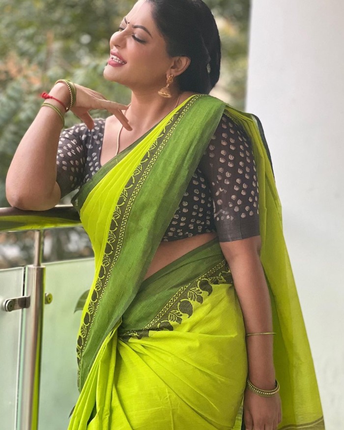 Reshma pasupuleti hot photos in traditional saree