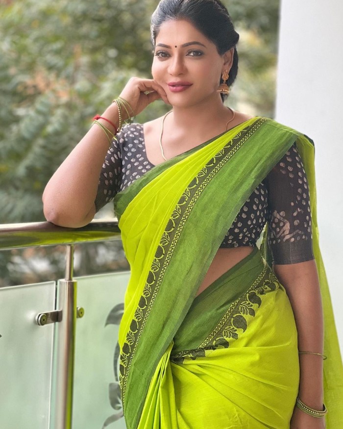 Reshma pasupuleti hot photos in traditional saree