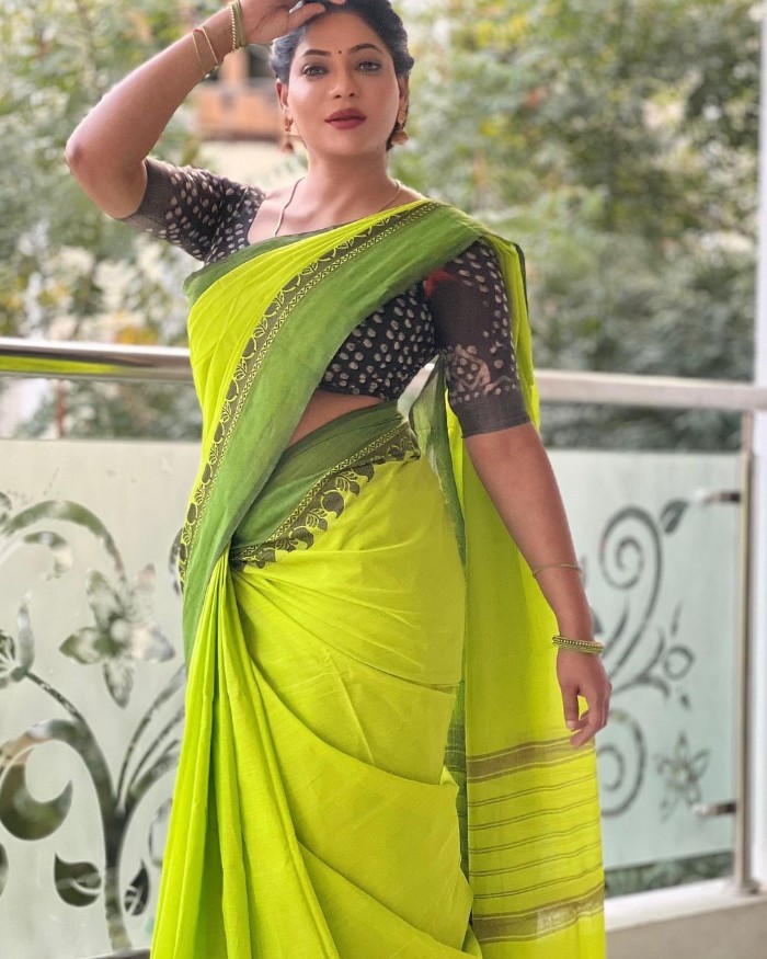 Reshma pasupuleti hot photos in traditional saree