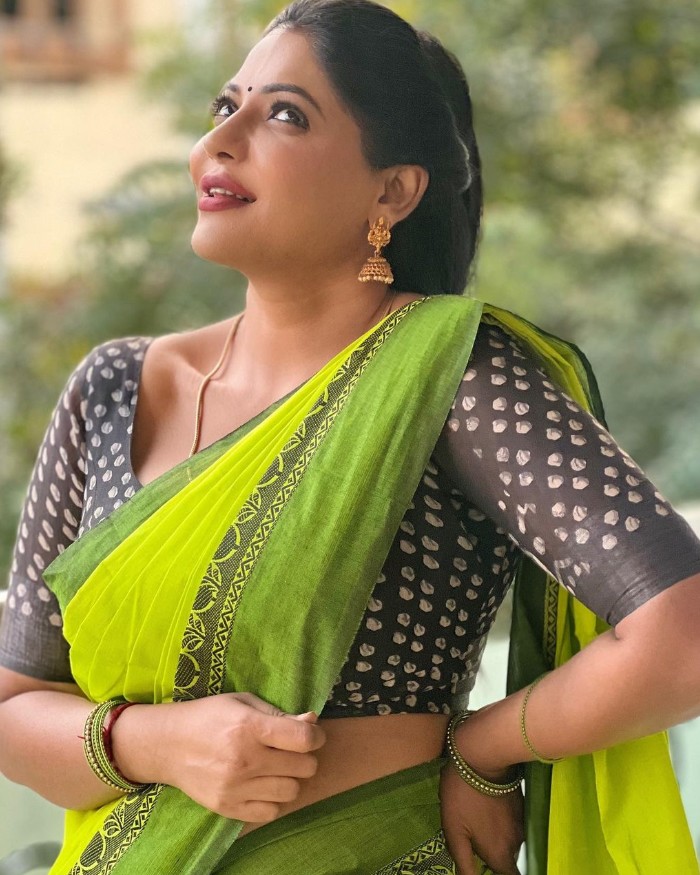 Reshma pasupuleti hot photos in traditional saree