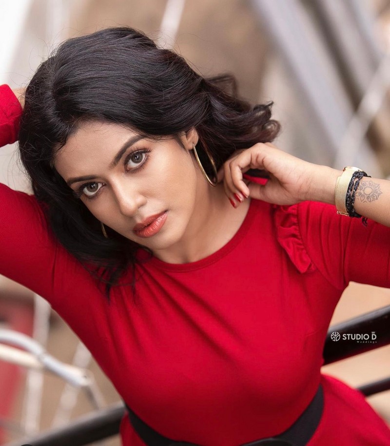 Roshini haripriyan hot photos in red hot dress trending on net