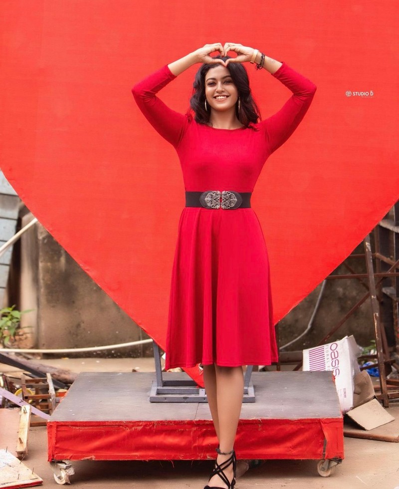 Roshini haripriyan hot photos in red hot dress trending on net