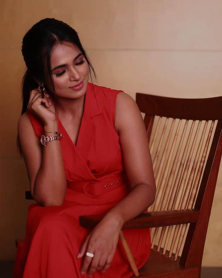 Ramya pandian posing in long coat in hollywood style photos getting viral