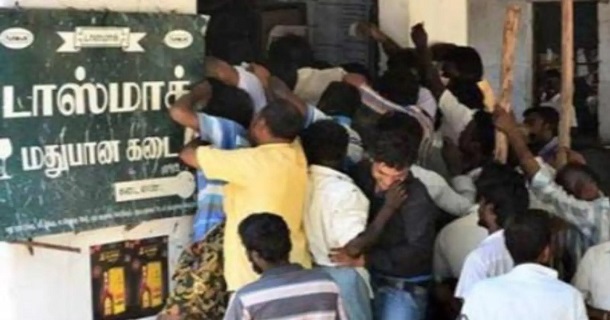 Crowd in tasmac shops due to tasmac leave for next 3 days