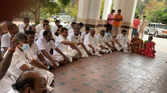 Spvelumani and admk people involved in dharna for true election and past happenings