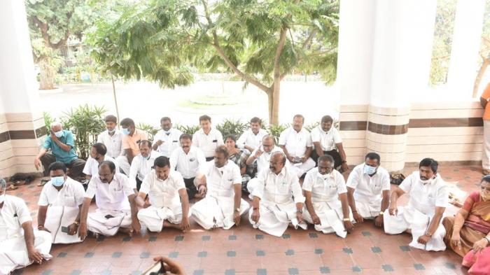 Spvelumani and admk people involved in dharna for true election and past happenings