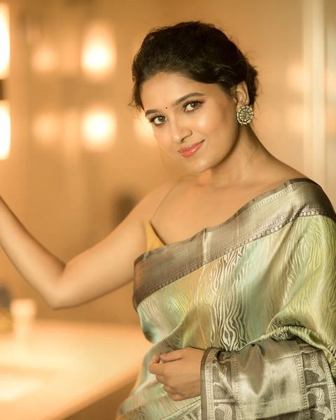 Actress vani bhojan posing in traditional saree photos gets viral