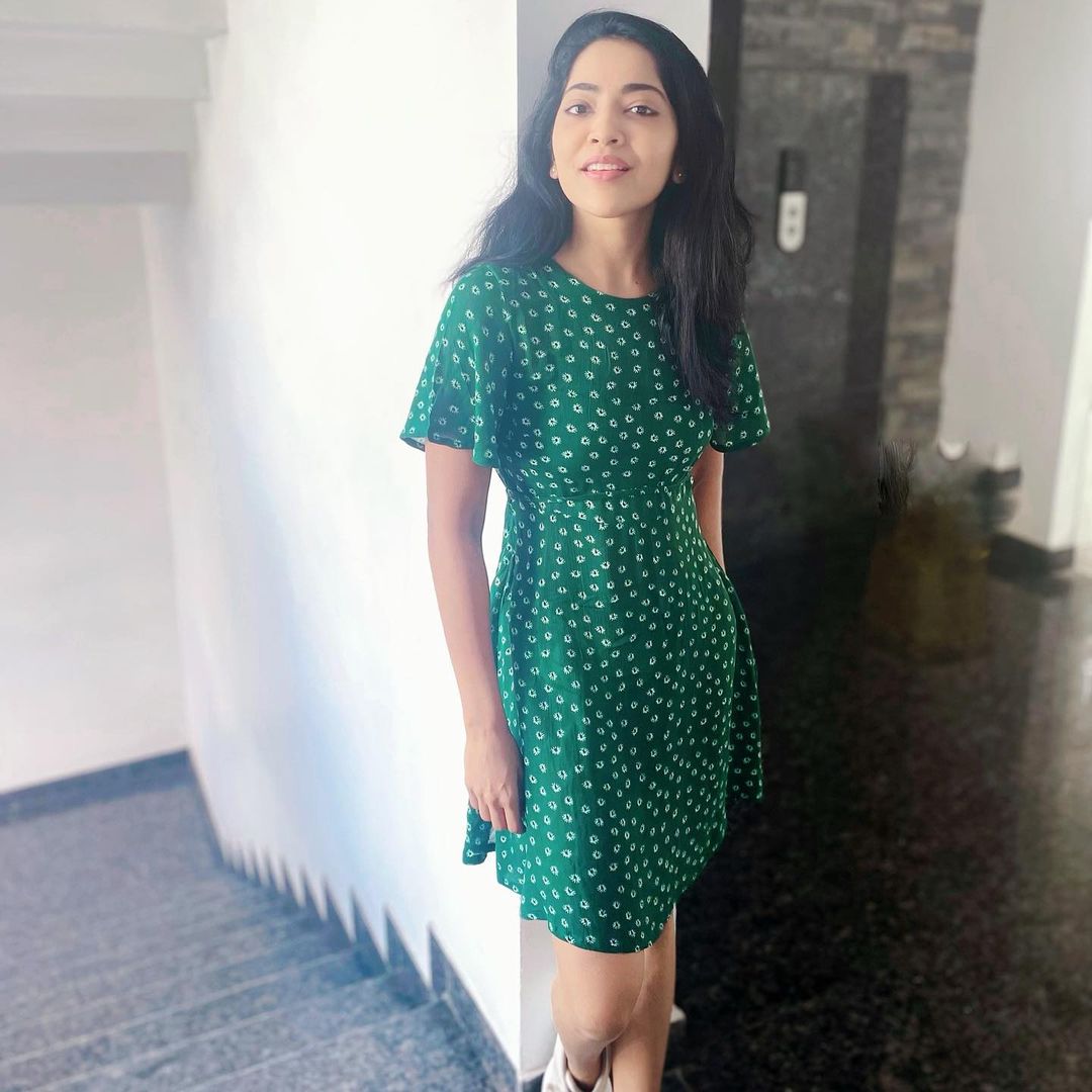 Vj ramya hot photos posing in short green dress