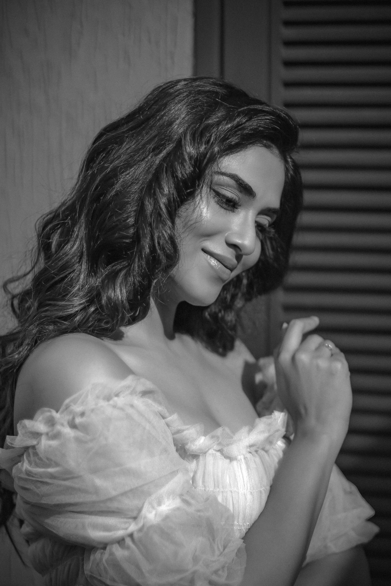 Indhuja ravichandran glamour pose in sleeveless dress photoshoot goes viral