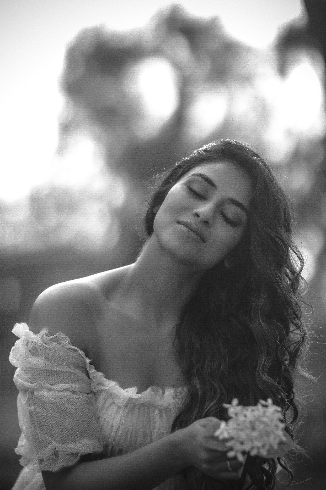 Indhuja ravichandran glamour pose in sleeveless dress photoshoot goes viral