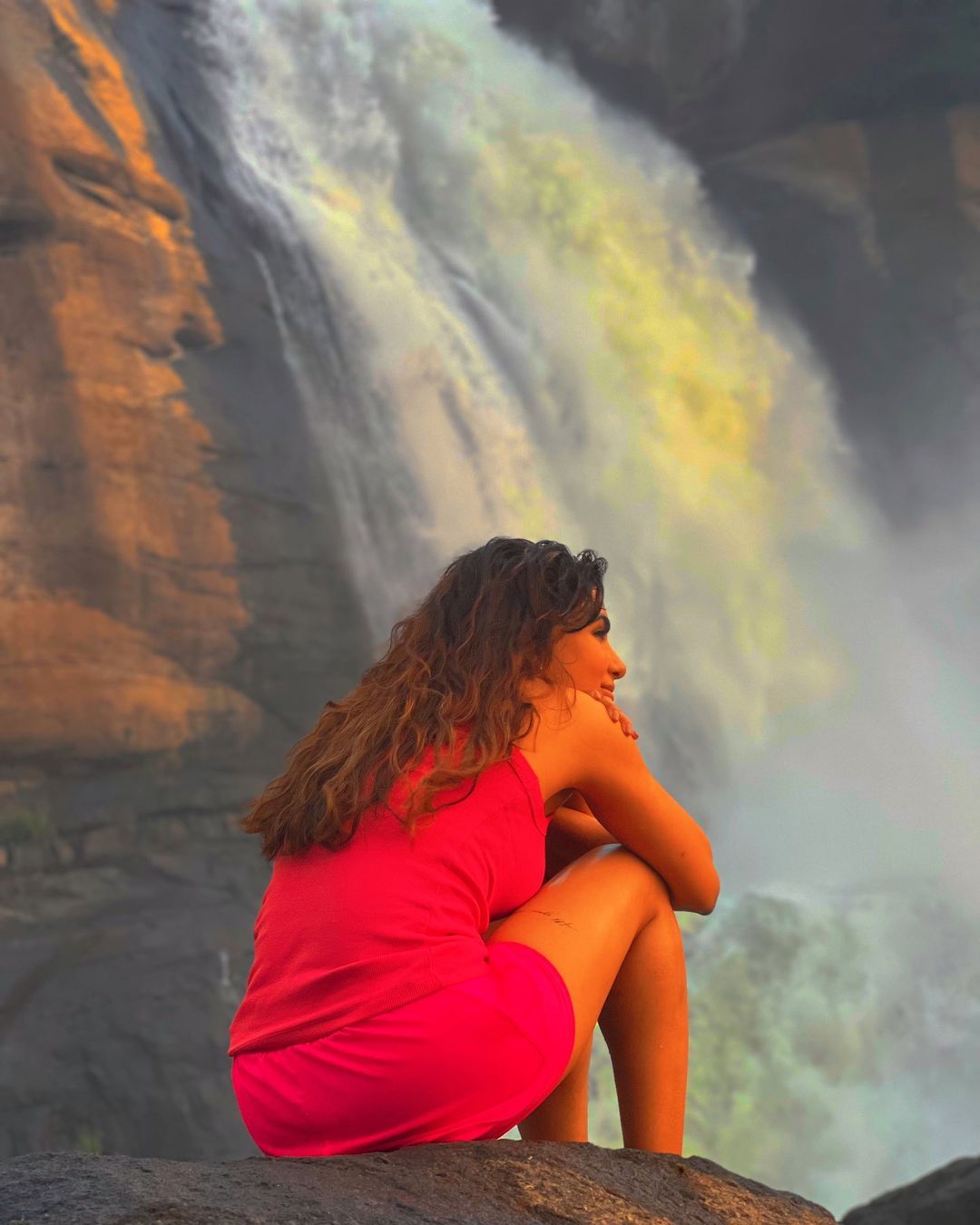 Samantha enjoying in athirapalli waterfalls photoshoot viral