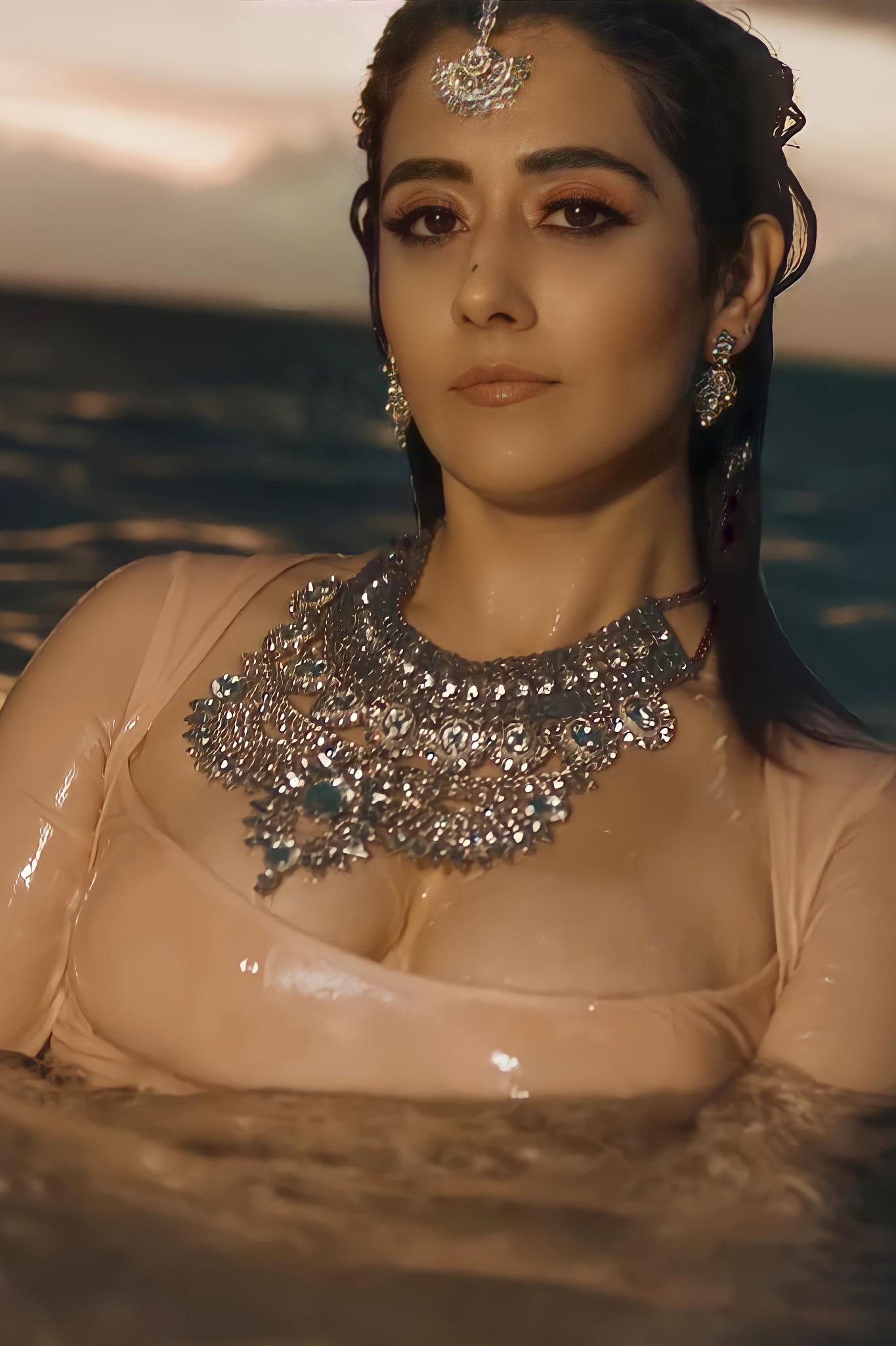 Jonita gandhi hot video song getting likes and shares on internet