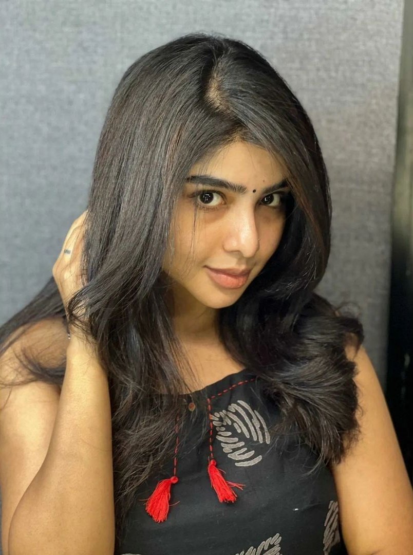 Pavithra lakshmi posing without makeup stills getting viral