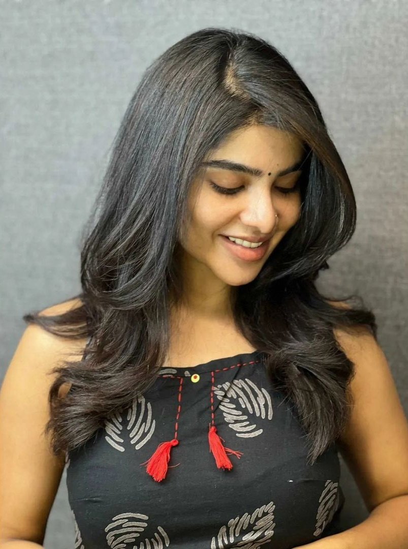 Pavithra lakshmi posing without makeup stills getting viral