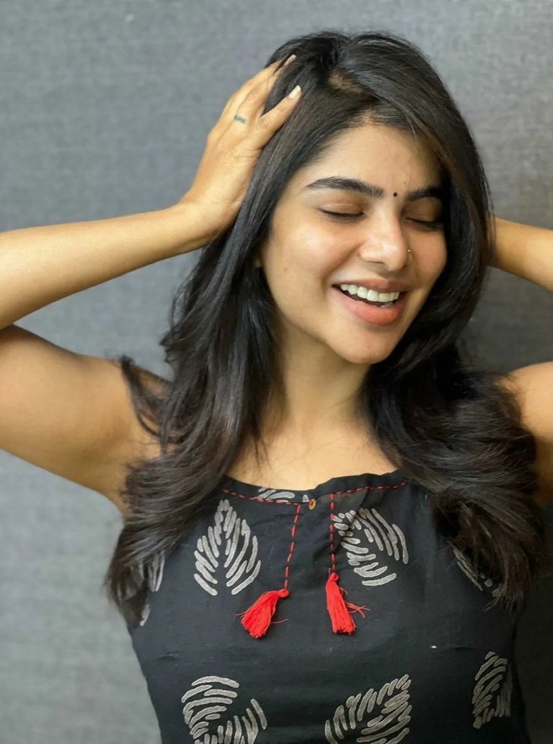 Pavithra lakshmi posing without makeup stills getting viral