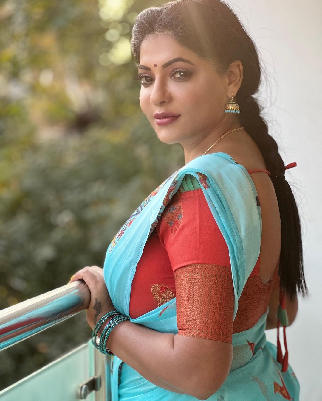 Reshma pasupuleti hot photos latest in saree goes viral
