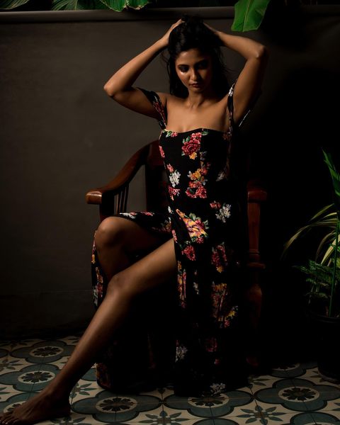 Keerthi pandiyan posing sensationally in glamour hot dress