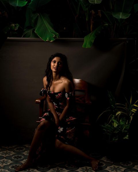 Keerthi pandiyan posing sensationally in glamour hot dress