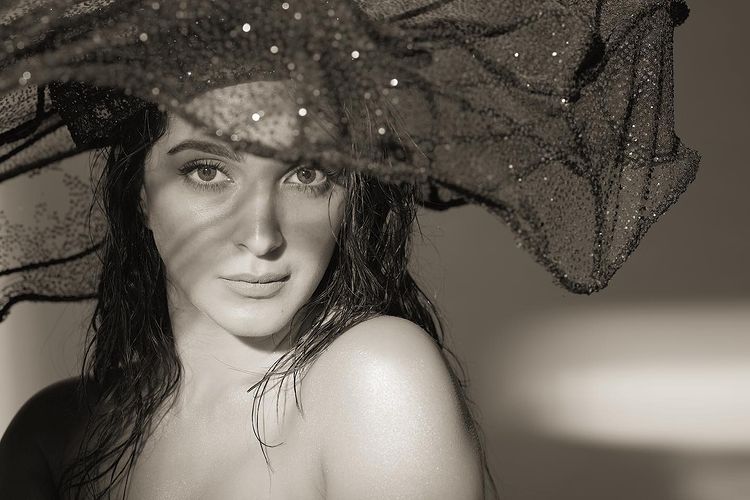 Kiara advani hot latest photo creating trend in social media