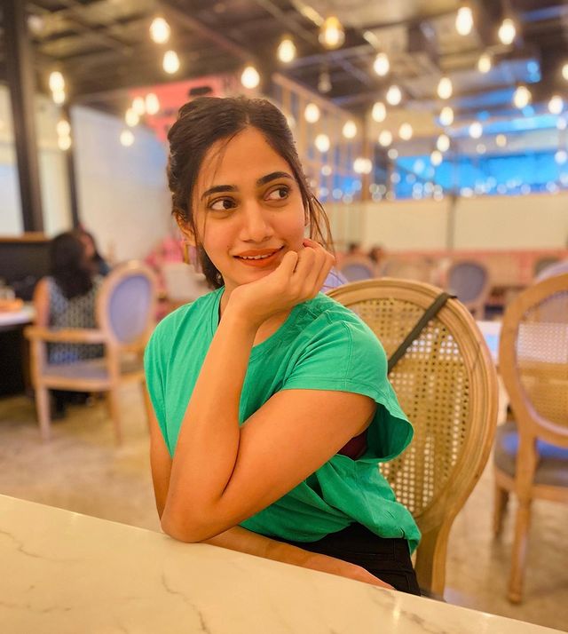 Losliya hot photoshoot in slim show getting likes and shares