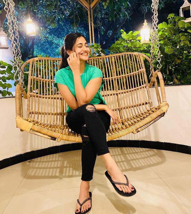 Losliya hot photoshoot in slim show getting likes and shares