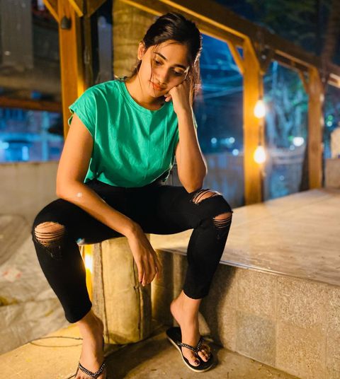 Losliya hot photoshoot in slim show getting likes and shares