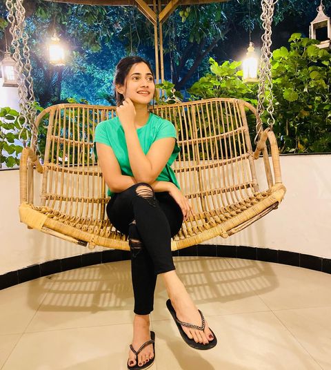 Losliya hot photoshoot in slim show getting likes and shares