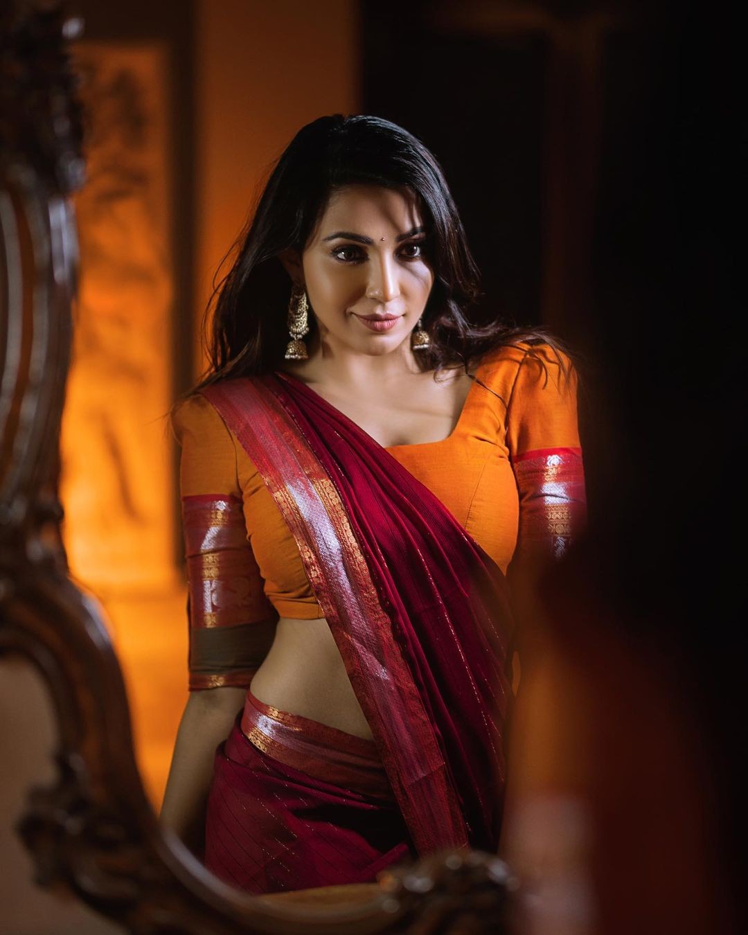Parvati nair hot photos showing glamour in saree viral