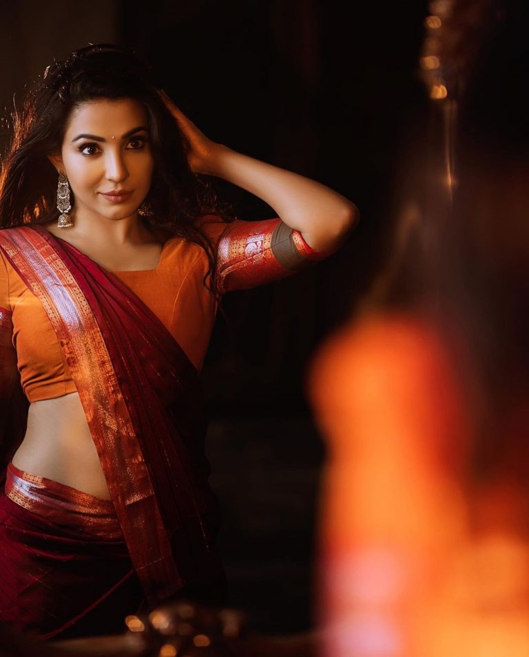 Parvati nair hot photos showing glamour in saree viral