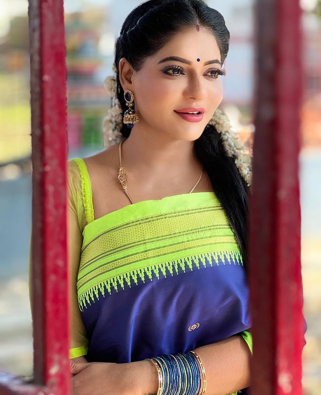 Reshma pasupuleti posing in traditional saree netted blouse photos viral