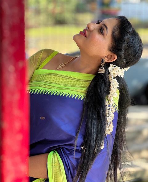 Reshma pasupuleti posing in traditional saree netted blouse photos viral