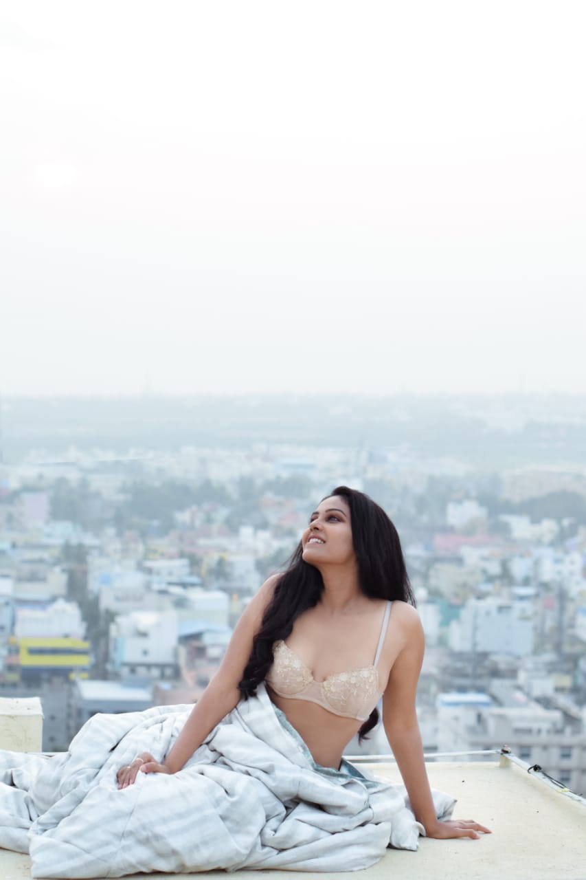 Chandhini tamilarasan hot photoshoot pics from terrace goes viral