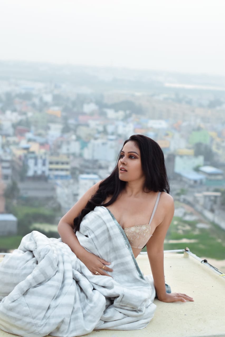 Chandhini tamilarasan hot photoshoot pics from terrace goes viral