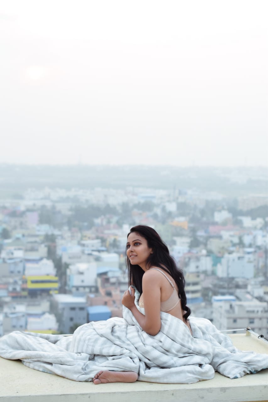 Chandhini tamilarasan hot photoshoot pics from terrace goes viral