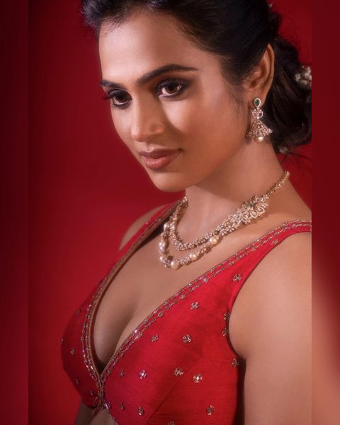 Ramya pandiyan red dress hot photoshoot viral on net