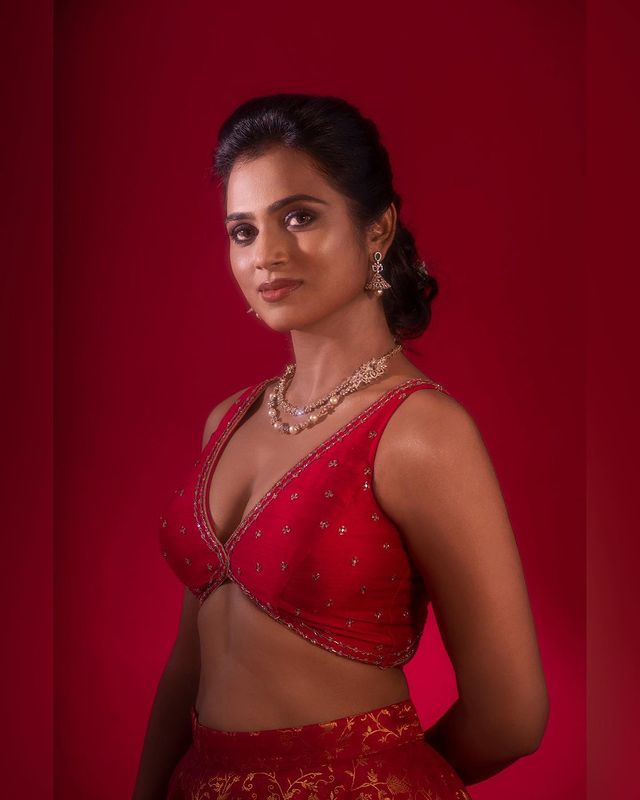 Ramya pandiyan red dress hot photoshoot viral on net
