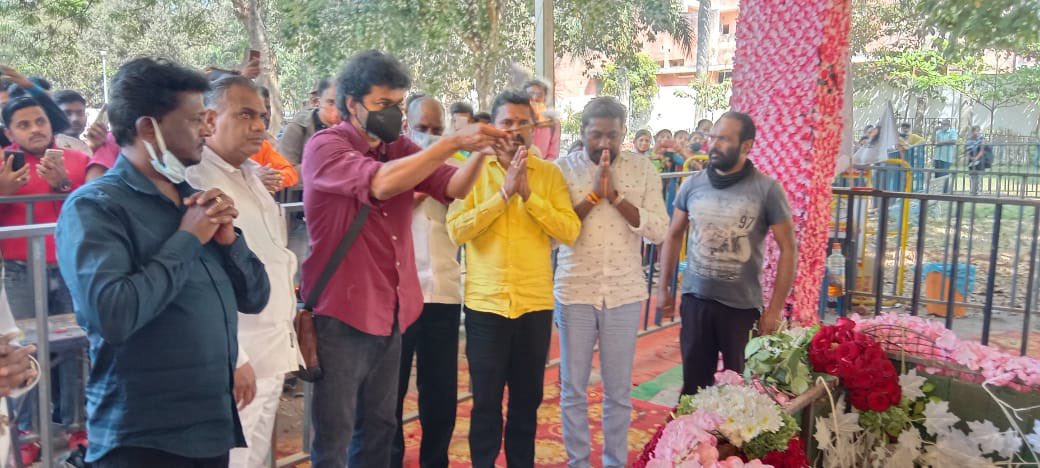 Vijay pays his tribute to kannada actor puneeth rajkumar