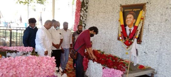 Vijay pays his tribute to kannada actor puneeth rajkumar
