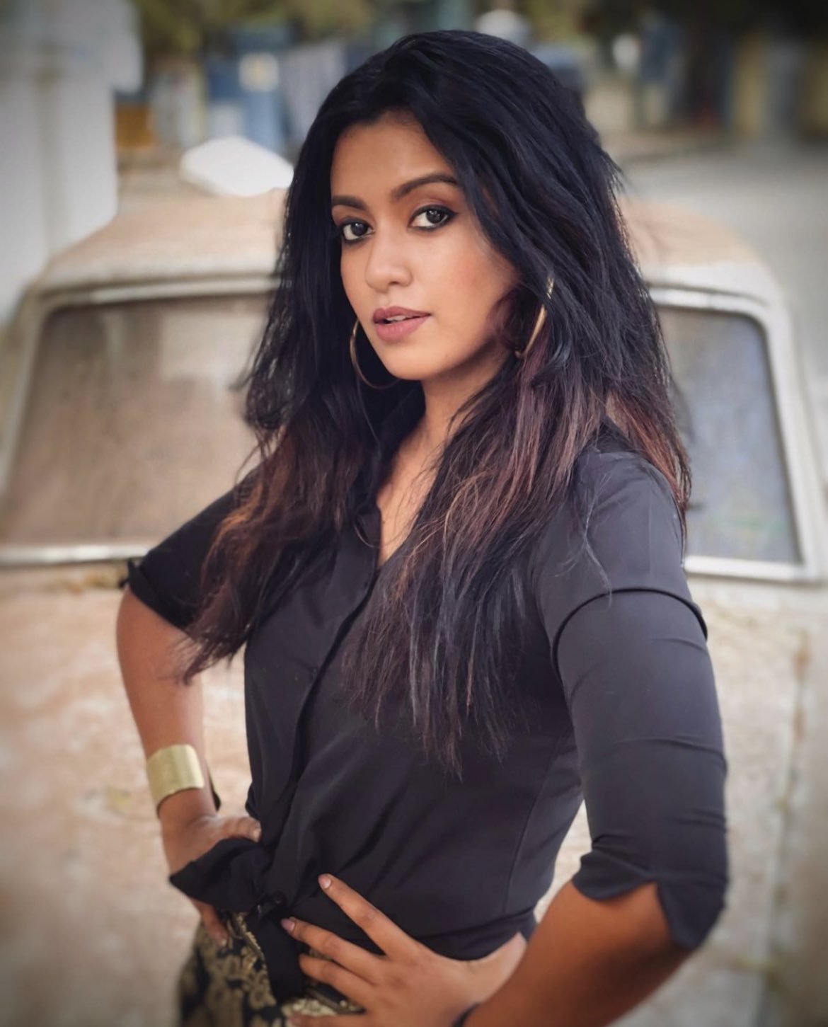 Roshini haripriyan in black shirt showing short hip gap photos
